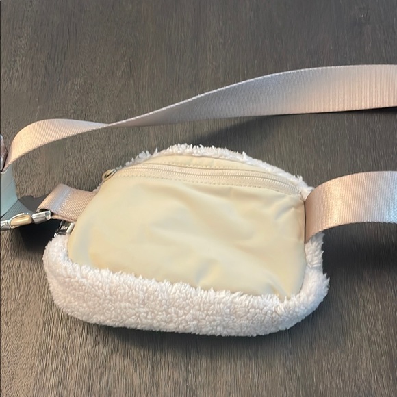 Lululemon Athletica White Sherpa Bag - Picture 4 of 4